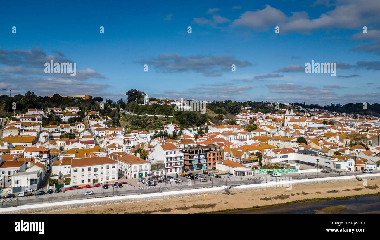 Portugal, Region Ribatejo, Santarem, Coruche am Ufer der Sorraia River. Luftaufnahme in Drone Stockfoto