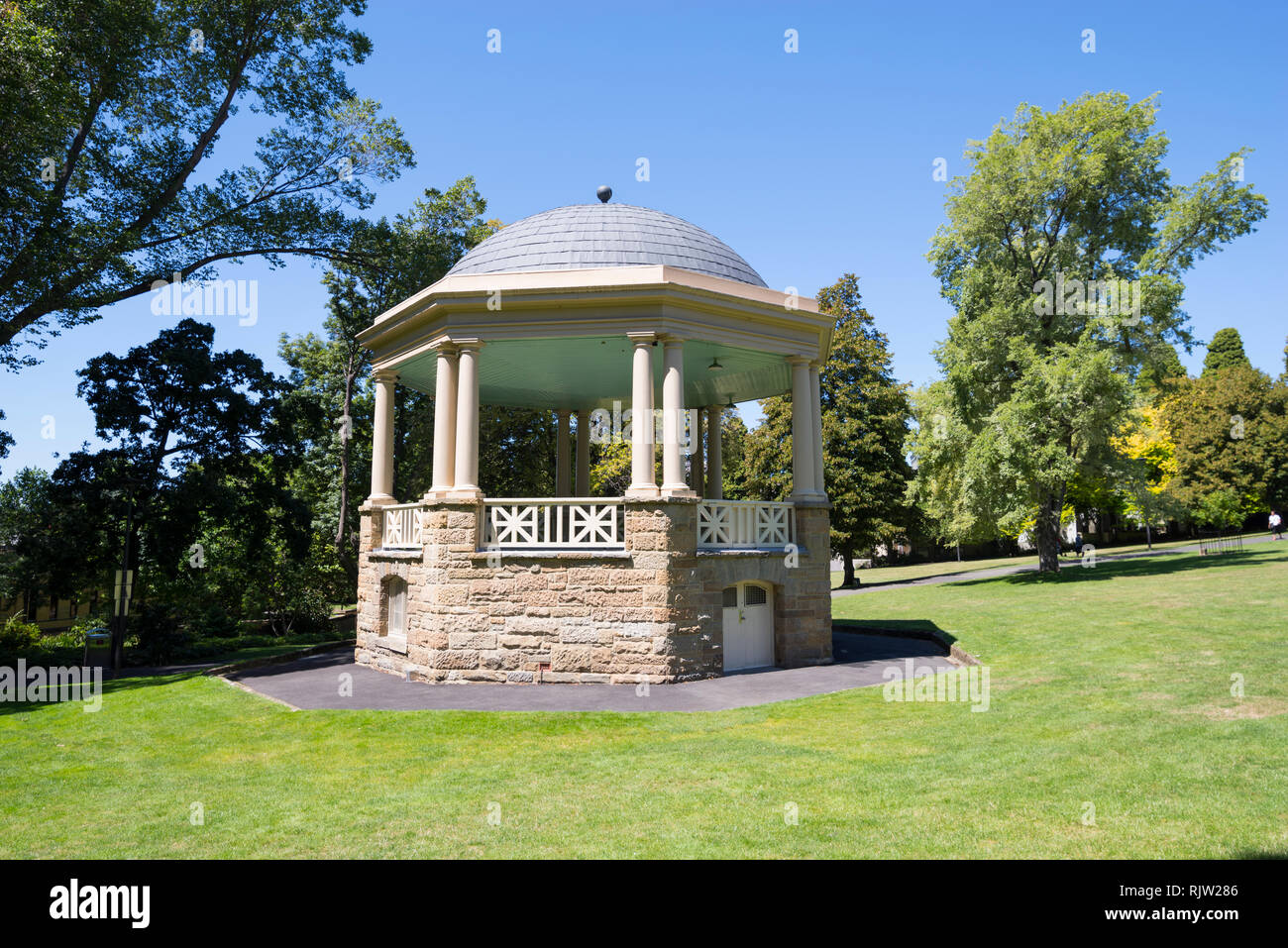 Ein musikpavillon von gepflegten Rasenflächen umgeben schmückt St. David's Park in Hobart, Tasmanien Stockfoto