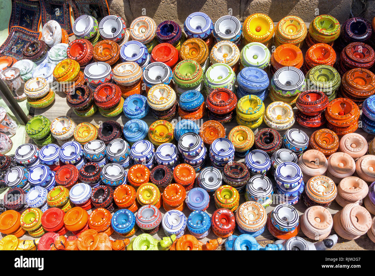 Bunte traditionelle Aschenbecher für den Verkauf in Djerba, Tunesien. Stockfoto