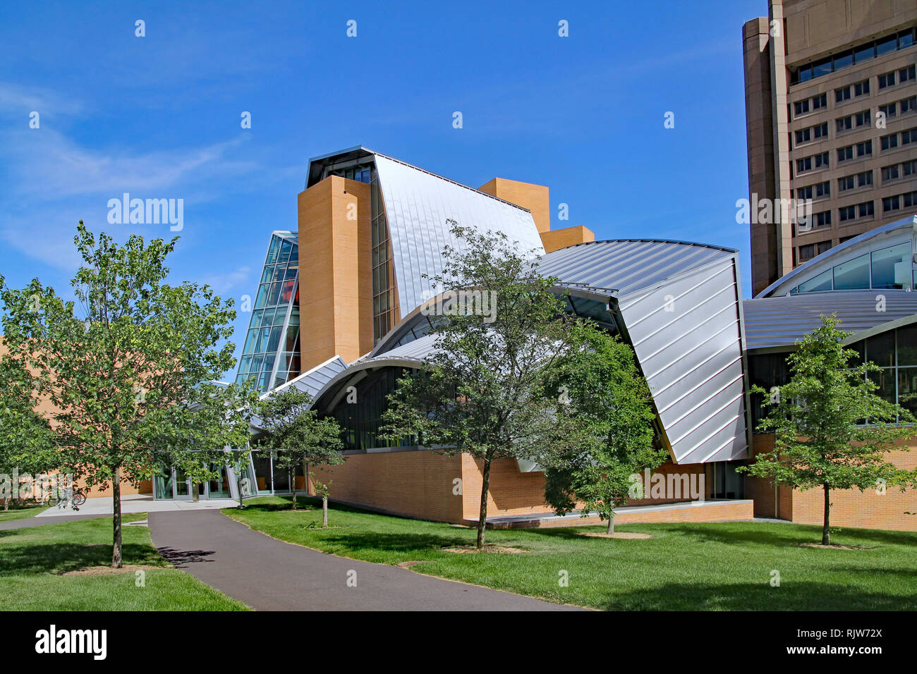 PRINCETON, NJ USA - JUNI 2012: Princeton ist vor allem für alte gotische Gebäude bekannt, sie hat aber auch ultra-moderne, wie die Wissenschaft libr Stockfoto