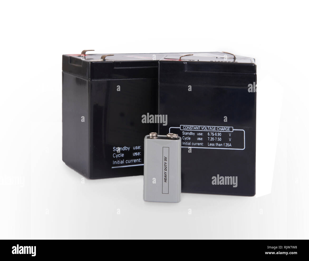 Drei kleine Batterie mit für elektrische Anlagen auf weißem Hintergrund. Stockfoto