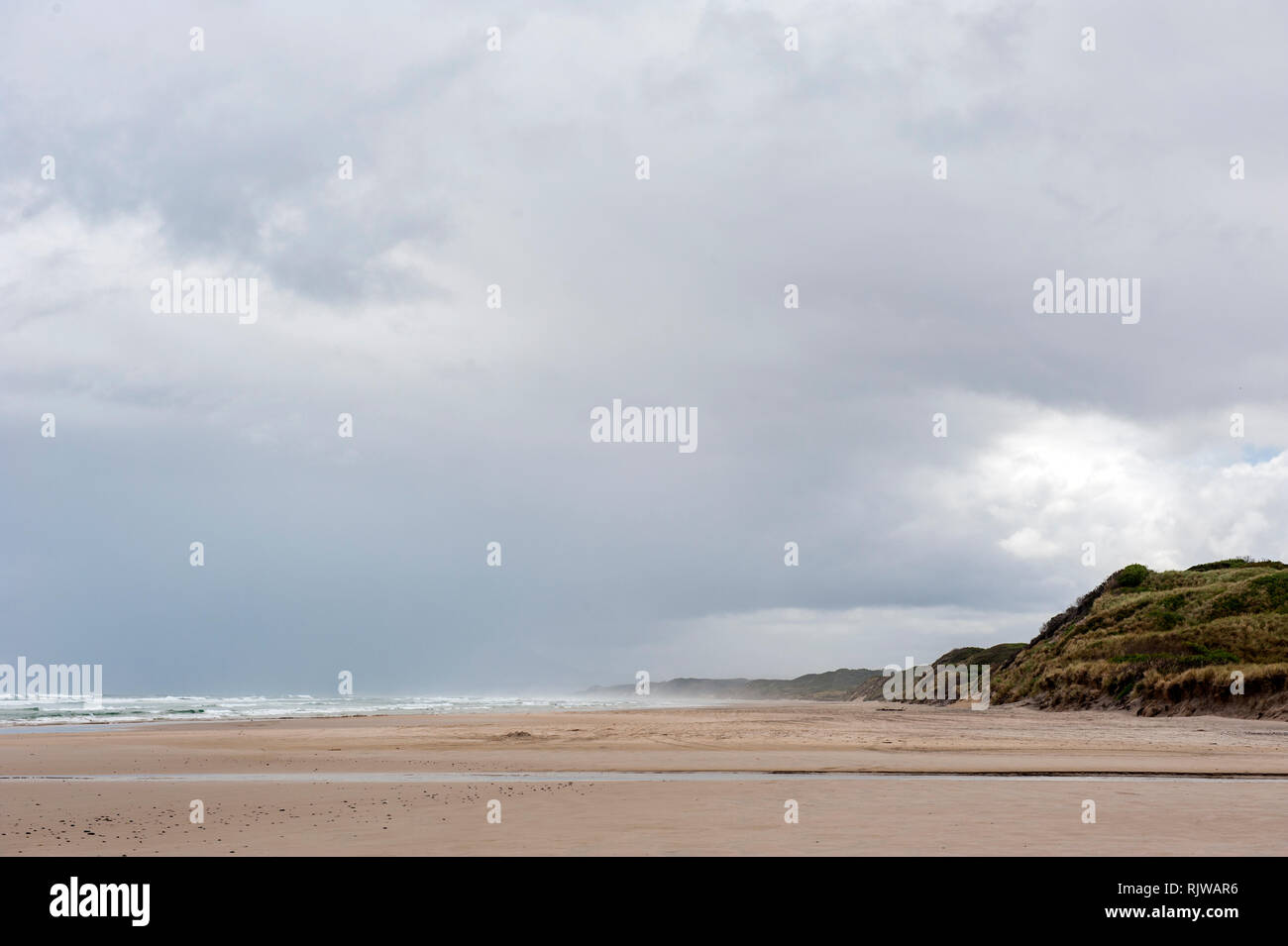 Ocean Beach in der Nähe von "Hell's Gate", der Eingang zum Macquarie Harbour im Westen Tasmaniens Küste. Stockfoto