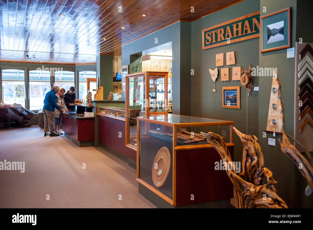 Touristen im Inneren Wüste Woodworks Galerie, eine Mühle in Huon Pine in Hobart, Tasmanien spezialisiert hat. Der Baum ist in South West Tasmanien und Hig Stockfoto