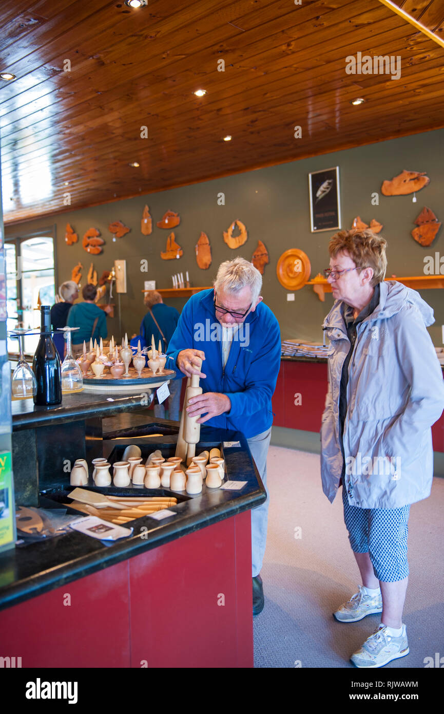 Touristen im Inneren Wüste Woodworks Galerie, eine Mühle in Huon Pine in Hobart, Tasmanien spezialisiert hat. Der Baum ist in South West Tasmanien und Hig Stockfoto