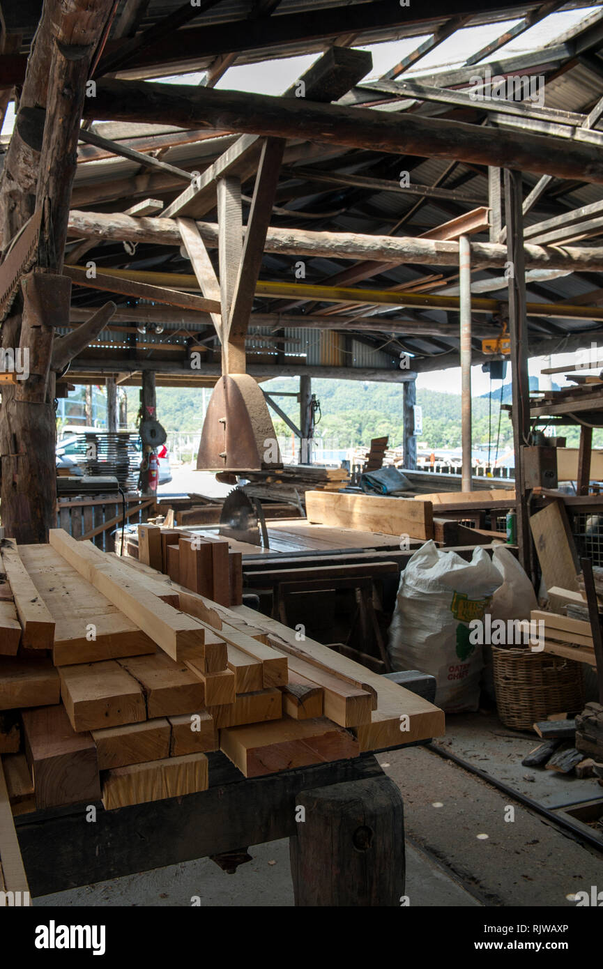 Längen von geborgen Huon Pine warten in der Wüste Holzarbeiten, eine Spezialität Holz Mühle in Hobart, Tasmanien gefräst werden. Der Baum ist in Süd wes Stockfoto