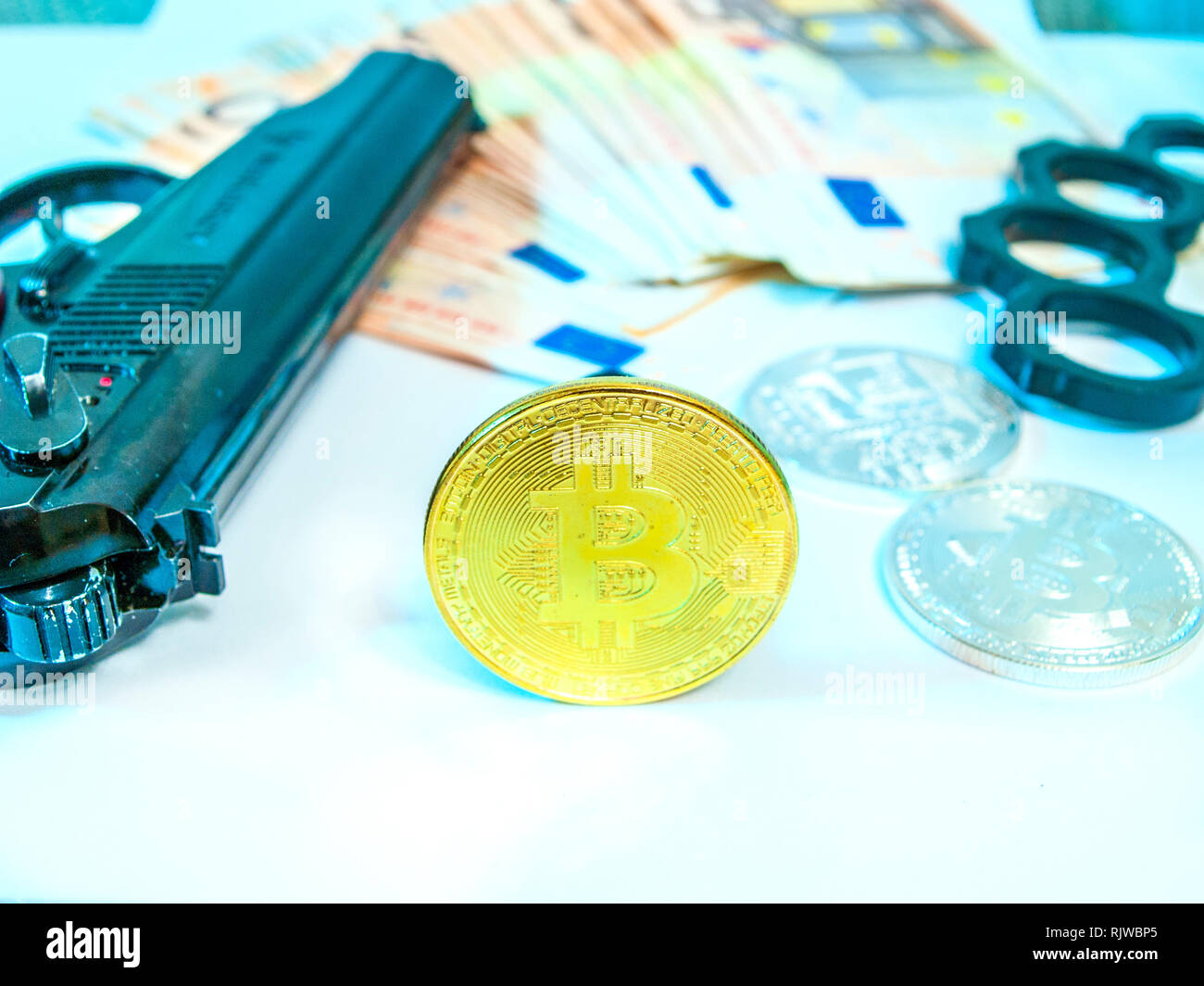 Nahaufnahme von bitcoin, Euro, Bügeleisen Knöchel Knöchel - duster der Kriminalität und der Stapel Papier euro Banknote. Europäisches Geld Währung nominale fünfzig Euro. Stockfoto