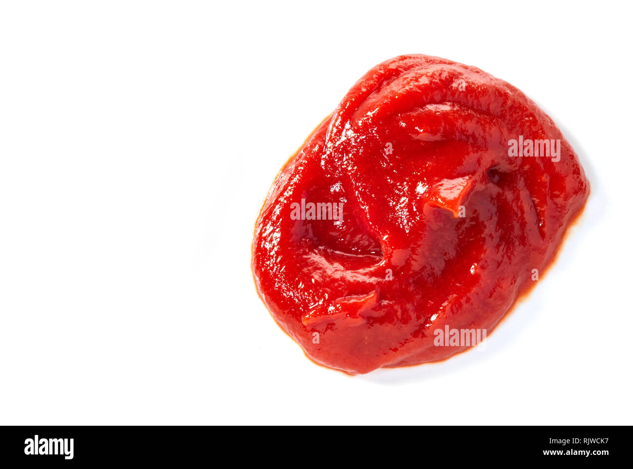 Single Portion frischer Tomatensauce, Ketchup oder catsup auf Weiß mit Kopie Raum isoliert gesehen von oben Stockfoto