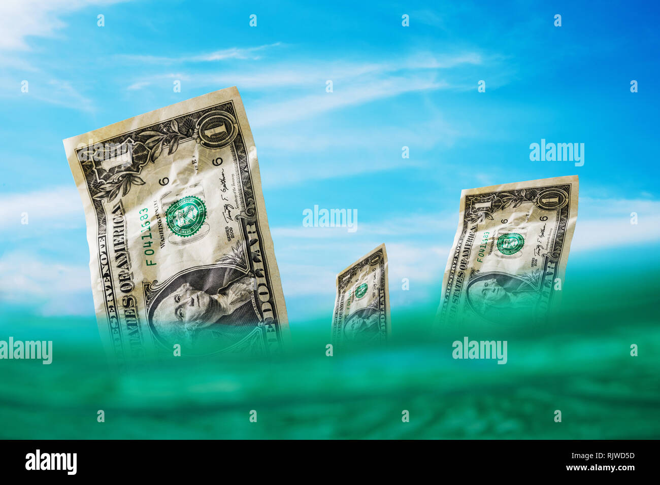 US-Dollar im Meer ertrinken. Konzept der globalen Wirtschaftskrise Stockfoto