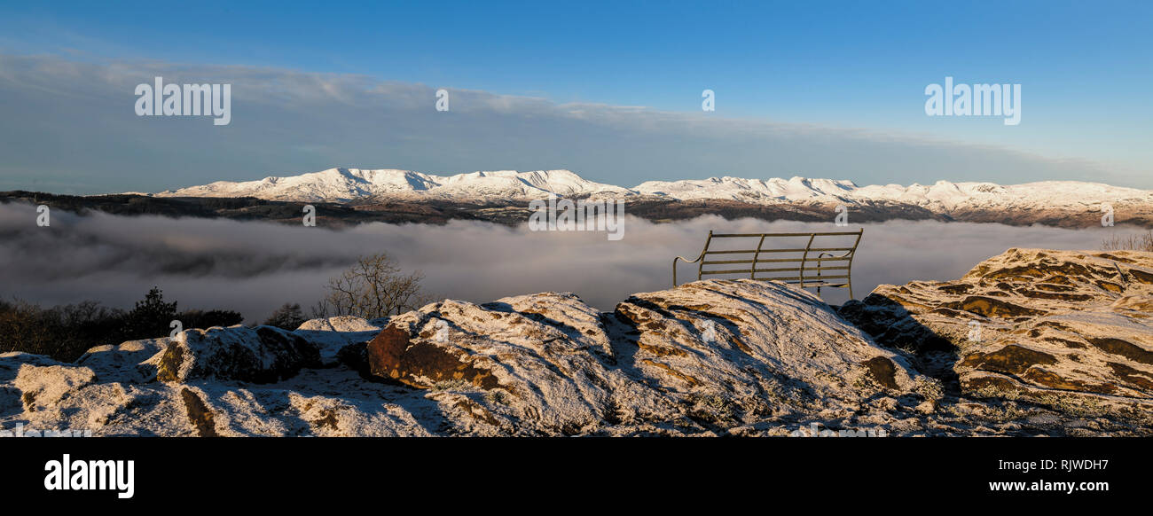 Weit reichende Panorama über den Cloud Invertierung des verschneiten Fjälls von Orrest Head, Windermere, am Morgen eine kalte, das klare Winter Stockfoto