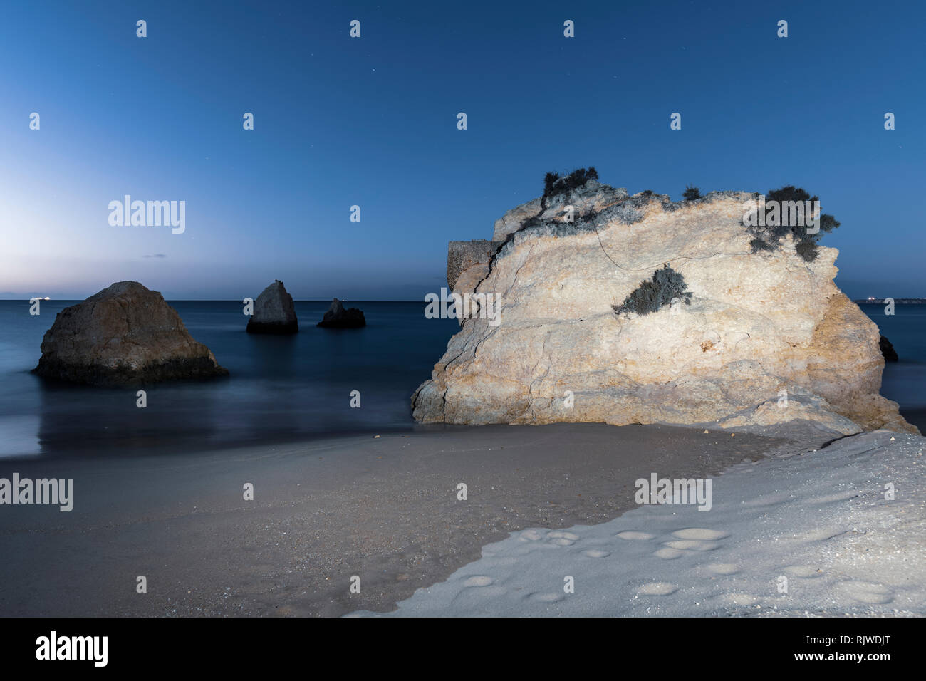 Blick auf das Meer Stacks und Felsformationen bei Sonnenuntergang, Alvor, Algarve, Portugal, Europa Stockfoto