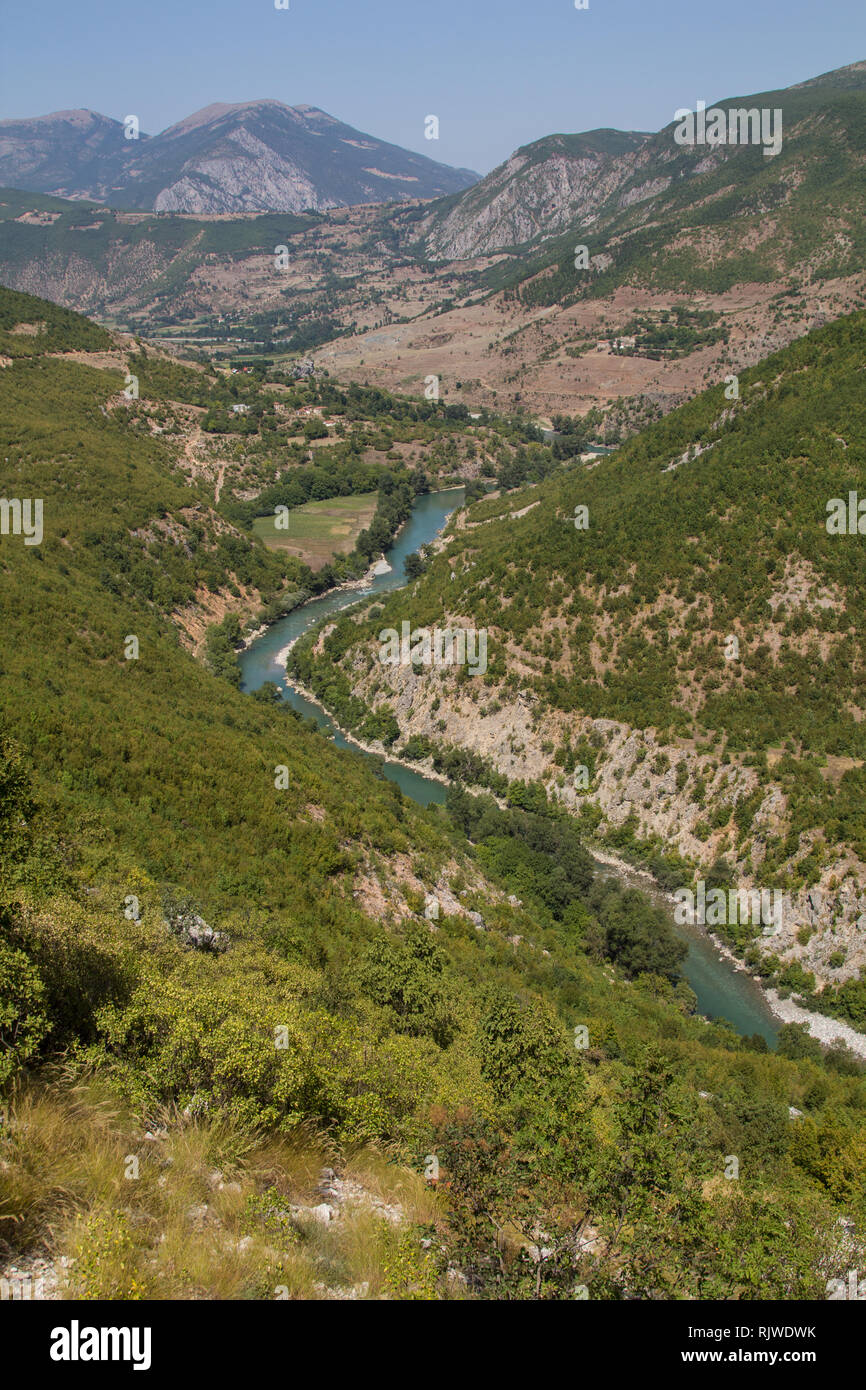 Reise durch Albanien: Hoch über dem Ufer des Schwarzen Fluss Drin im Hinterland von Albanien Stockfoto