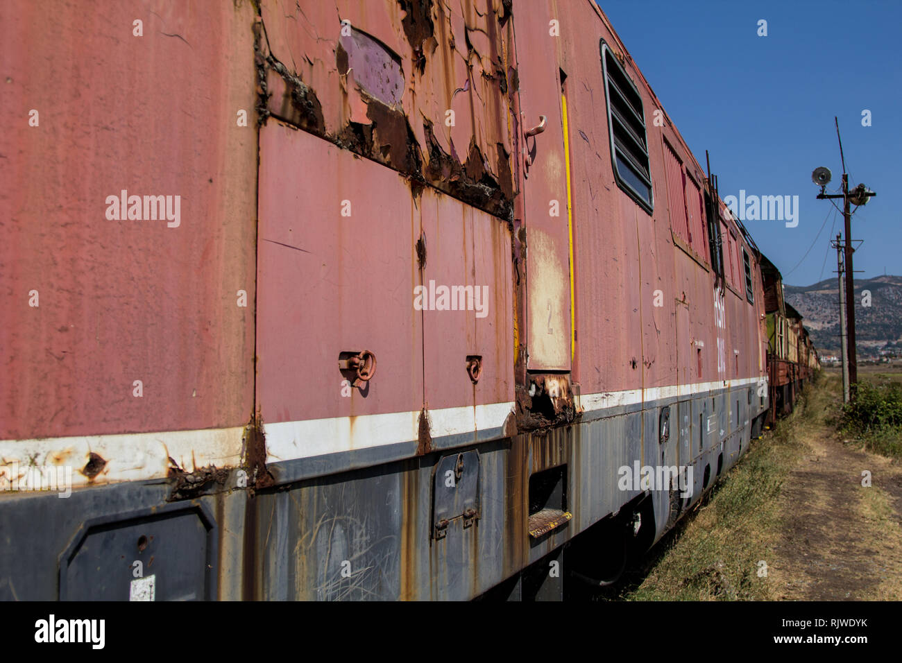 Verlassene Bahn korrodierenden in einem verlorenen Ort auf dem Land von Albanien Stockfoto
