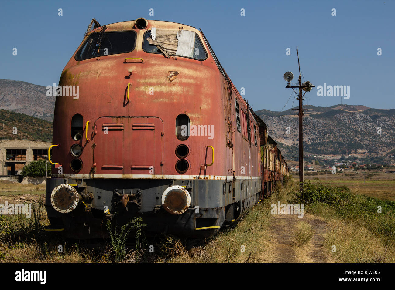 Verlassen der Tschechischen Eisenbahn Zug in Albanien links für Fäulnis und Korrosion Stockfoto
