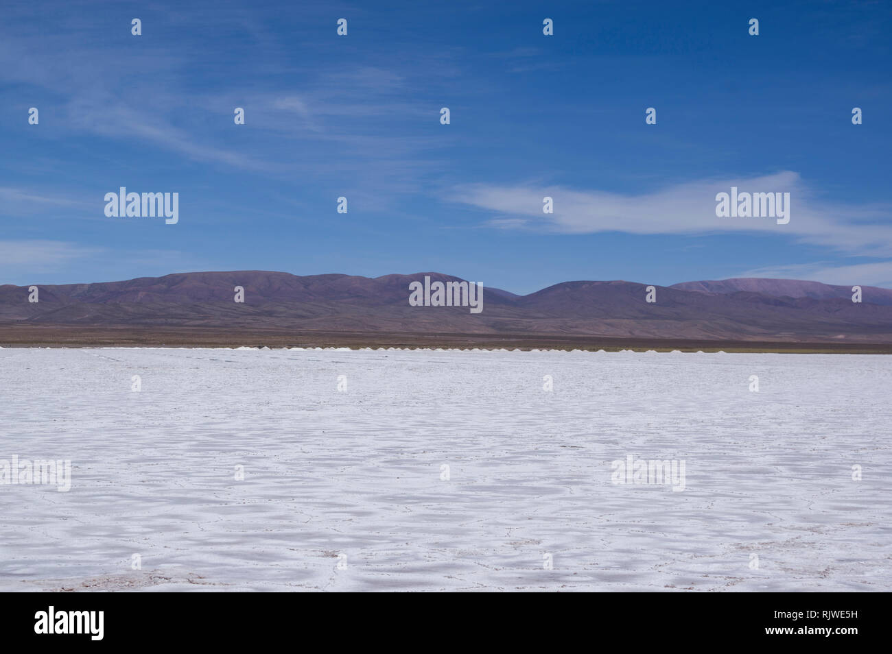 Salinas Grandes und Salz der Bergbau im Norden Argentiniens, Jujuy Region an einem sonnigen Tag mit Bergen im Hintergrund Stockfoto