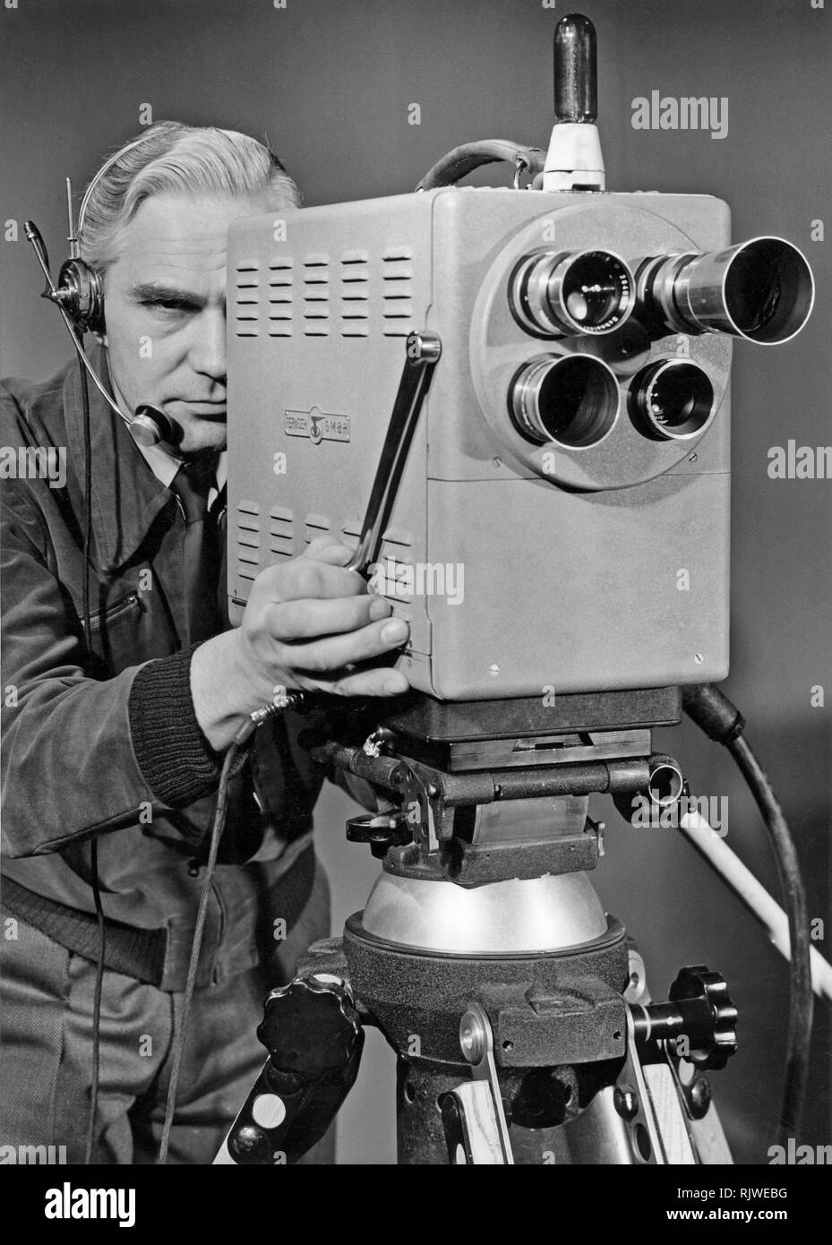 Fernsehen in den 1950er Jahren. Ein kamera Mann hinter dem TV-Kamera im deutschen öffentlichen Sendeunternehmen Nordwestdeutscher Rundfunk. Stockfoto