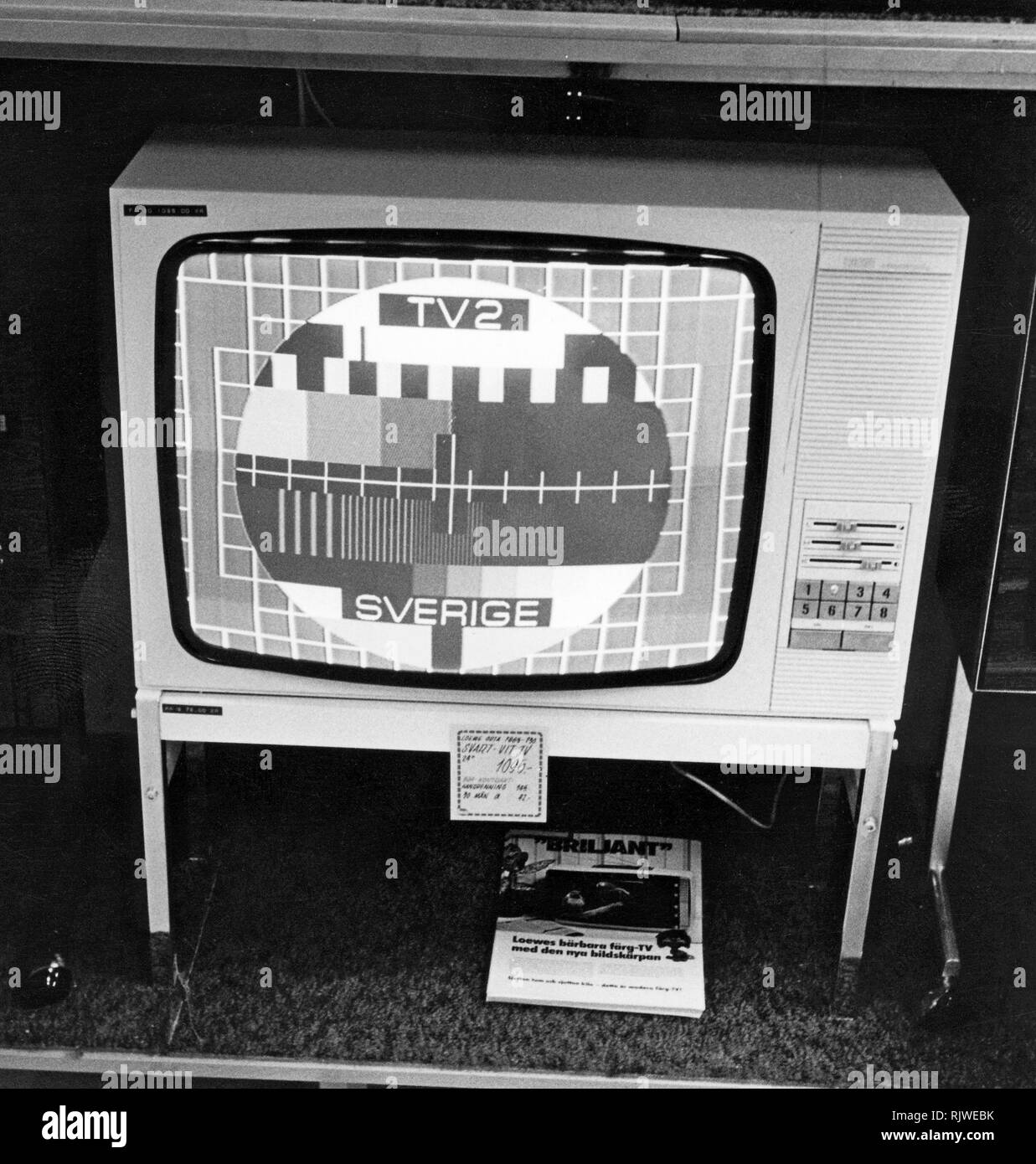 Fernsehen in den 1970er Jahren. Noch ein Schwarz/Weiß-Bild nur auf diesem Fernsehgerät von 1975 zu verkaufen für 1095 SEK. Vielleicht der letzte dieser TV-Geräte für den Verkauf als unter dem Ordner liegen, ist eine Anzeige für den Farb-TV. Stockfoto
