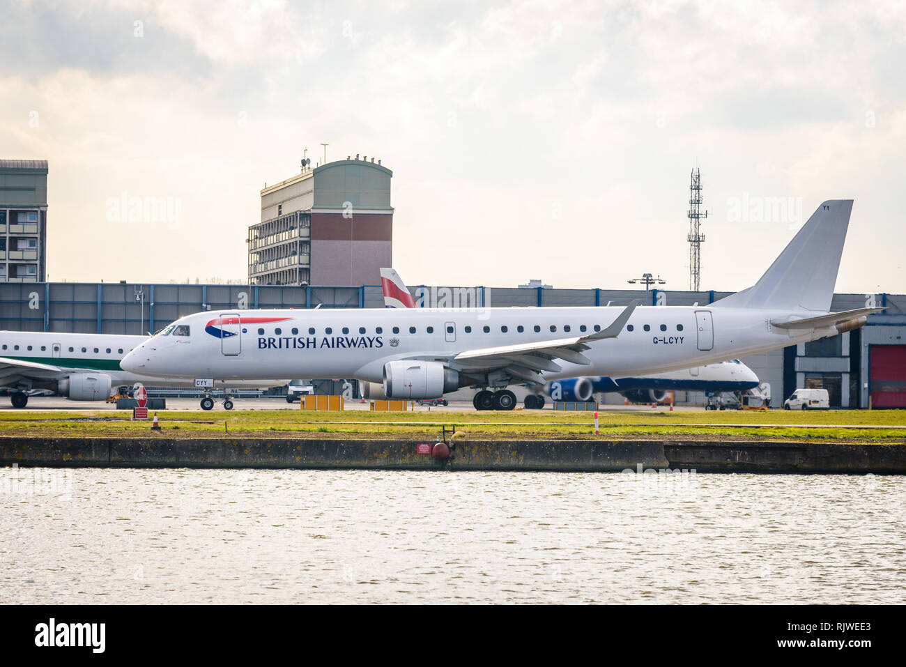 London, England. Februar 2018. Embraer ERJ-190 SR British Airways BA CityFlyer G-LCYY Abfahrt ab London City Airport (LCY) Stockfoto