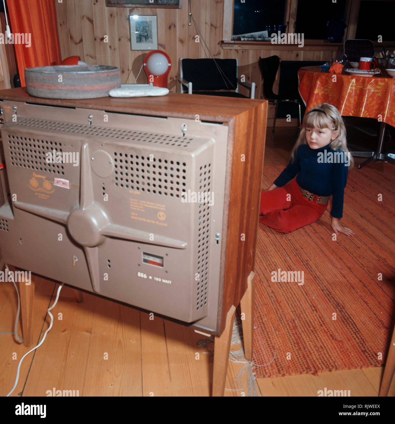 Fernsehen in den 1960er Jahren. Ein Mädchen sitzt vor einem Fernseher mit ihren Augen auf dem Bildschirm und das Programm gesetzt. Schweden 1969 Stockfoto