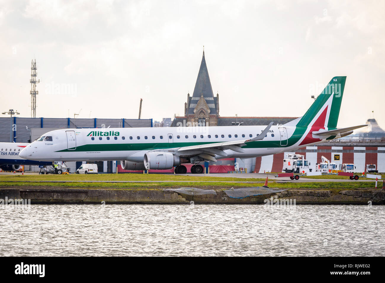 London, England. Februar 2018. Embraer ERJ-190 STD Alitalia Cityliner EI-RNA-Flügen ab London City Airport (LCY) Stockfoto