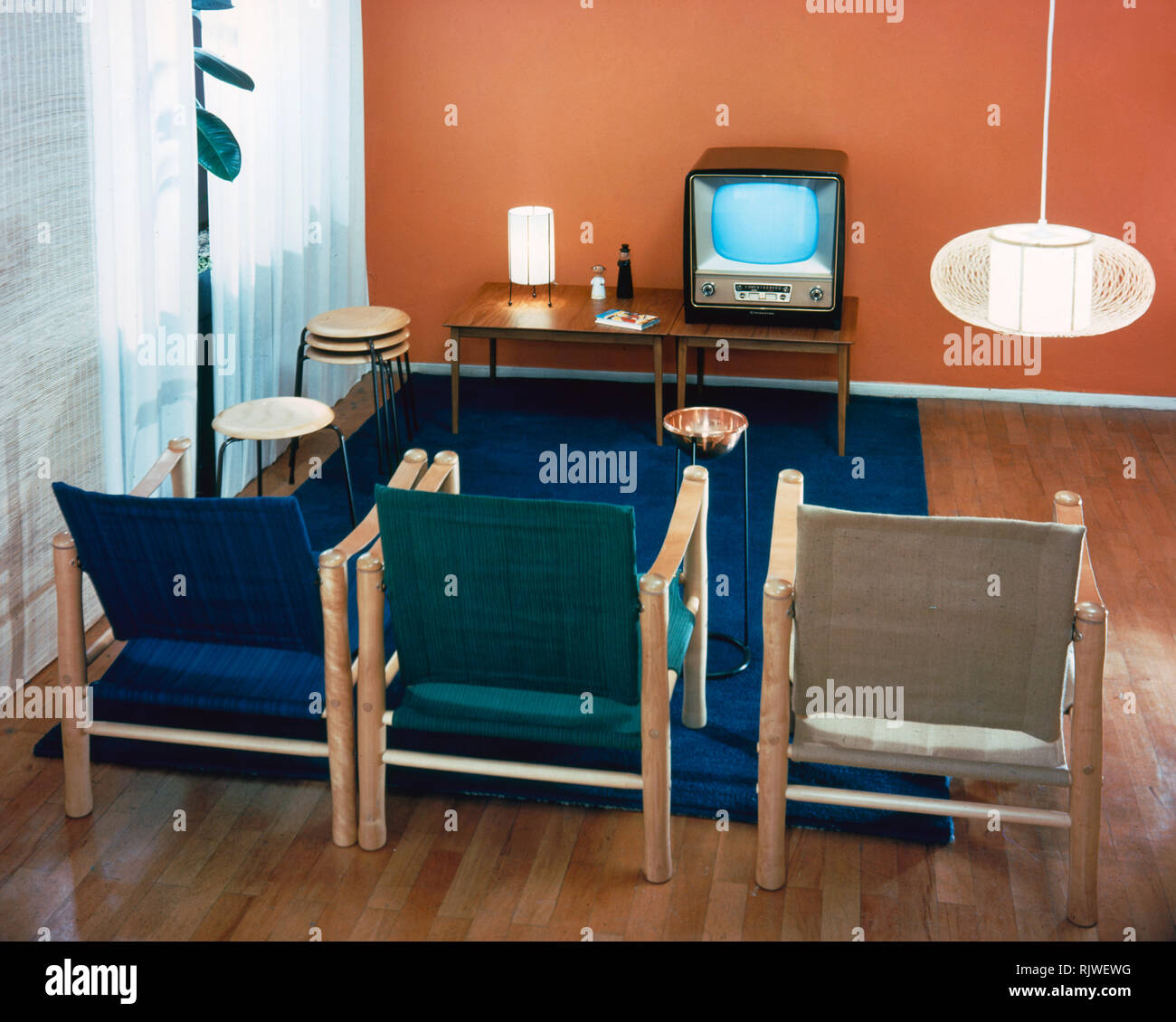 Fernsehen in den 1950er Jahren. Innenausstattung aus einem Zimmer mit drei Stühlen vor einem typischen 50er Fernseher eingerichtet. Bei der Ausstattung Zimmer im neuen TV-Alter in den späten 1950er Jahren, der Fernseher war häufig im Fokus. Neue Möbel wie die TV-Bank wurde gesehen. ref BV 98-4 Schweden 1958 Stockfoto