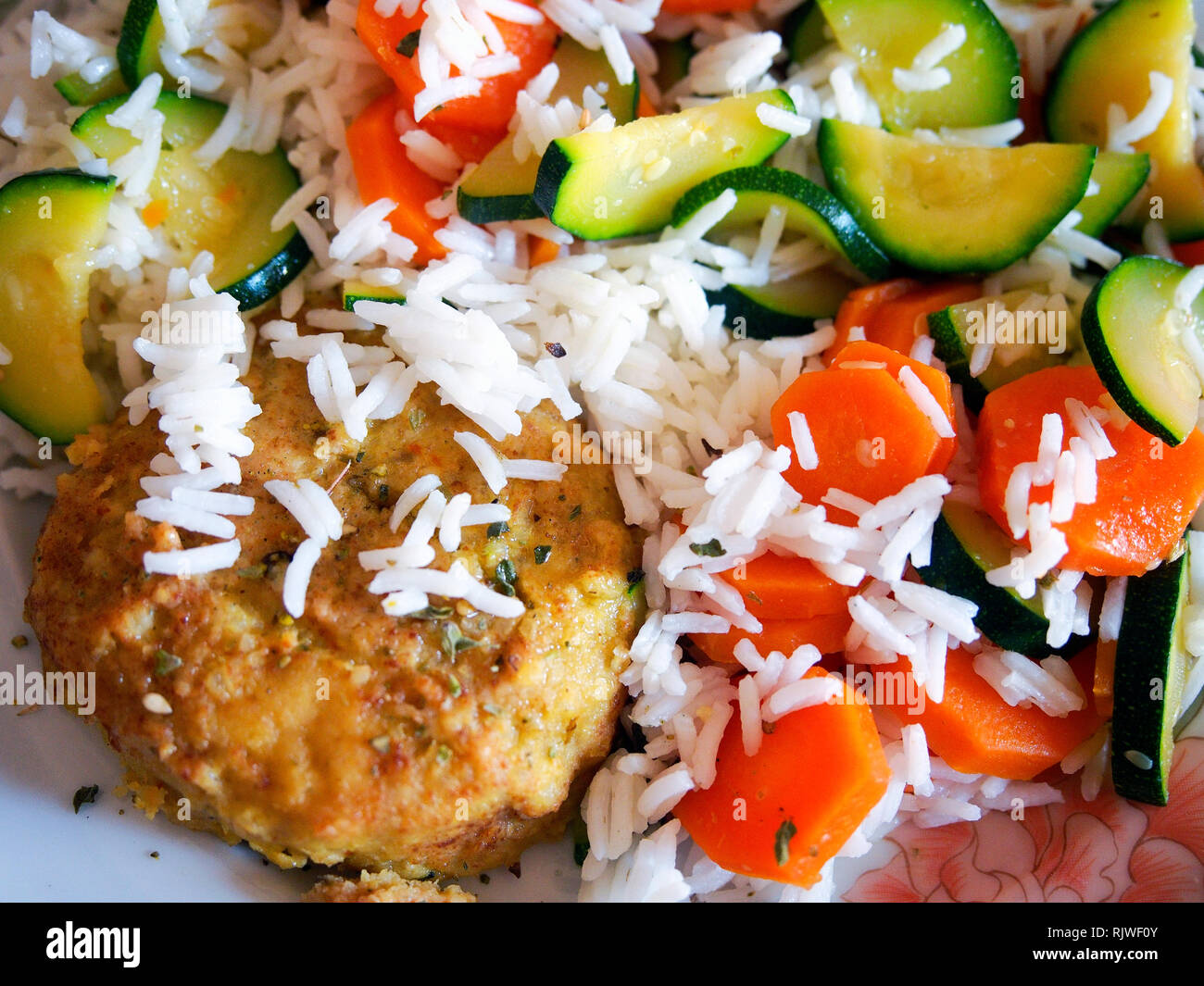Vegan Grausamkeit kostenlos essen. Hirse Burger mit weißer Reis, Karotten und Zucchini. Stockfoto