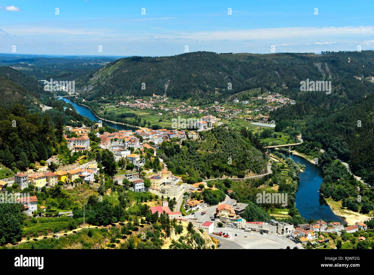 Blick vom Aussichtspunkt Penedo de Castro in die Stadt am Fluss Mondego Penacova, Penacova, Bezirk Coimbra, Portugal Stockfoto