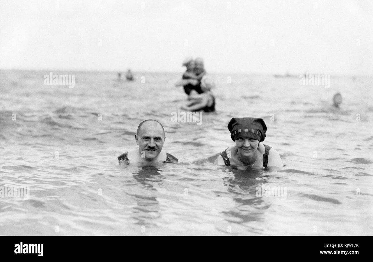 Ehepaar im Urlaub im Meer schwimmen, Ca. 1920, Rügen, Ostsee, Deutschland Stockfoto