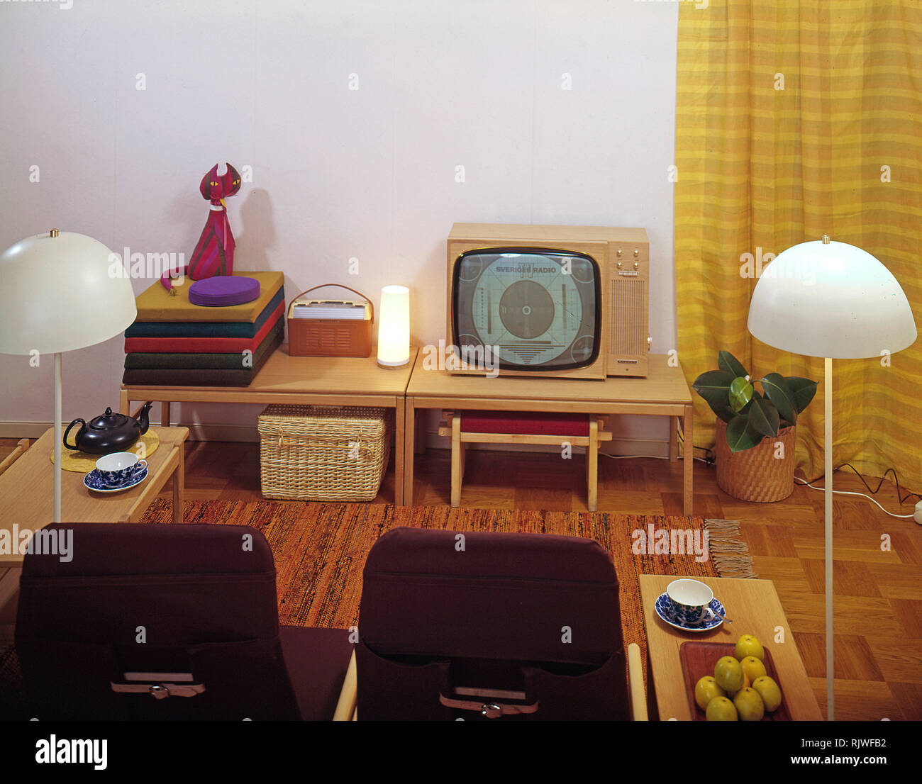 Fernsehen in den 1960er Jahren. Innenausstattung aus einem Zimmer mit typischen 60s-Fernsehen auf eine spezielle TV-Möbel. CV 7-2 Schweden 1963 Stockfoto