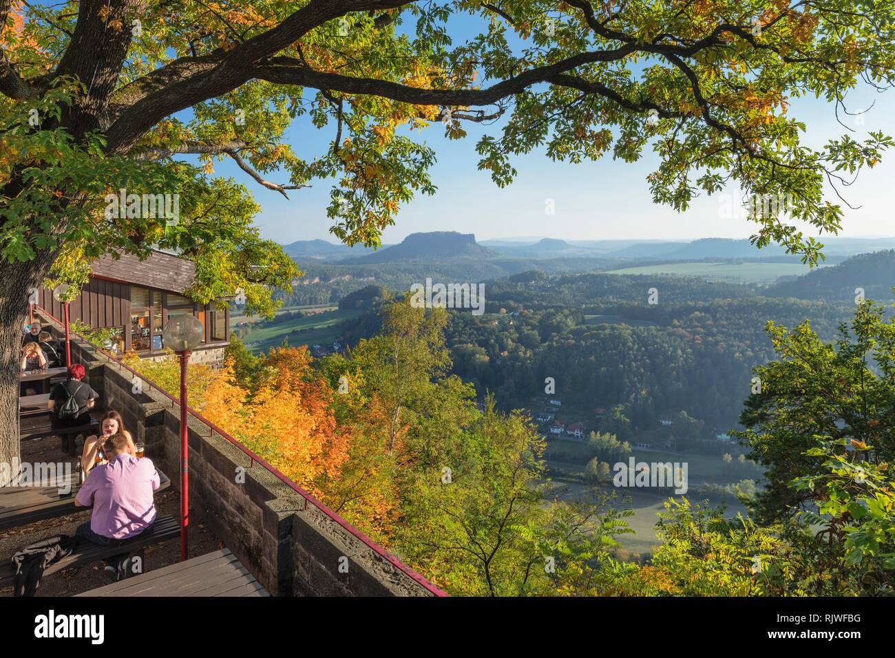 Panorama Restaurant an der Bastei, Elbsandsteingebirge, Nationalpark Sächsische Schweiz, Sachsen, Deutschland Stockfoto