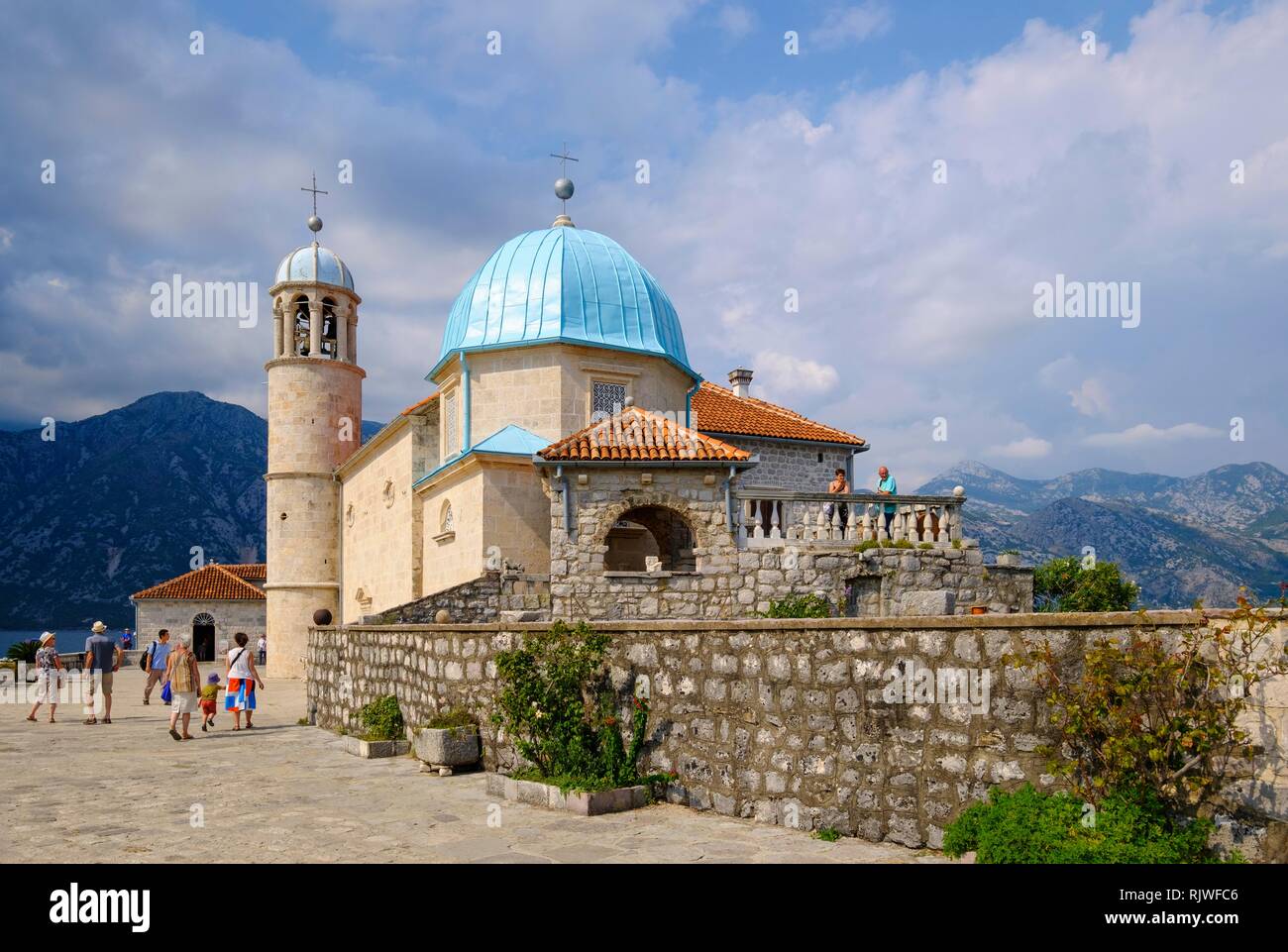 Wallfahrtskirche auf der Insel Maria des Rock, Gospa od Skrpjela, Bucht von Kotor, Provinz von Kotor, Montenegro Stockfoto