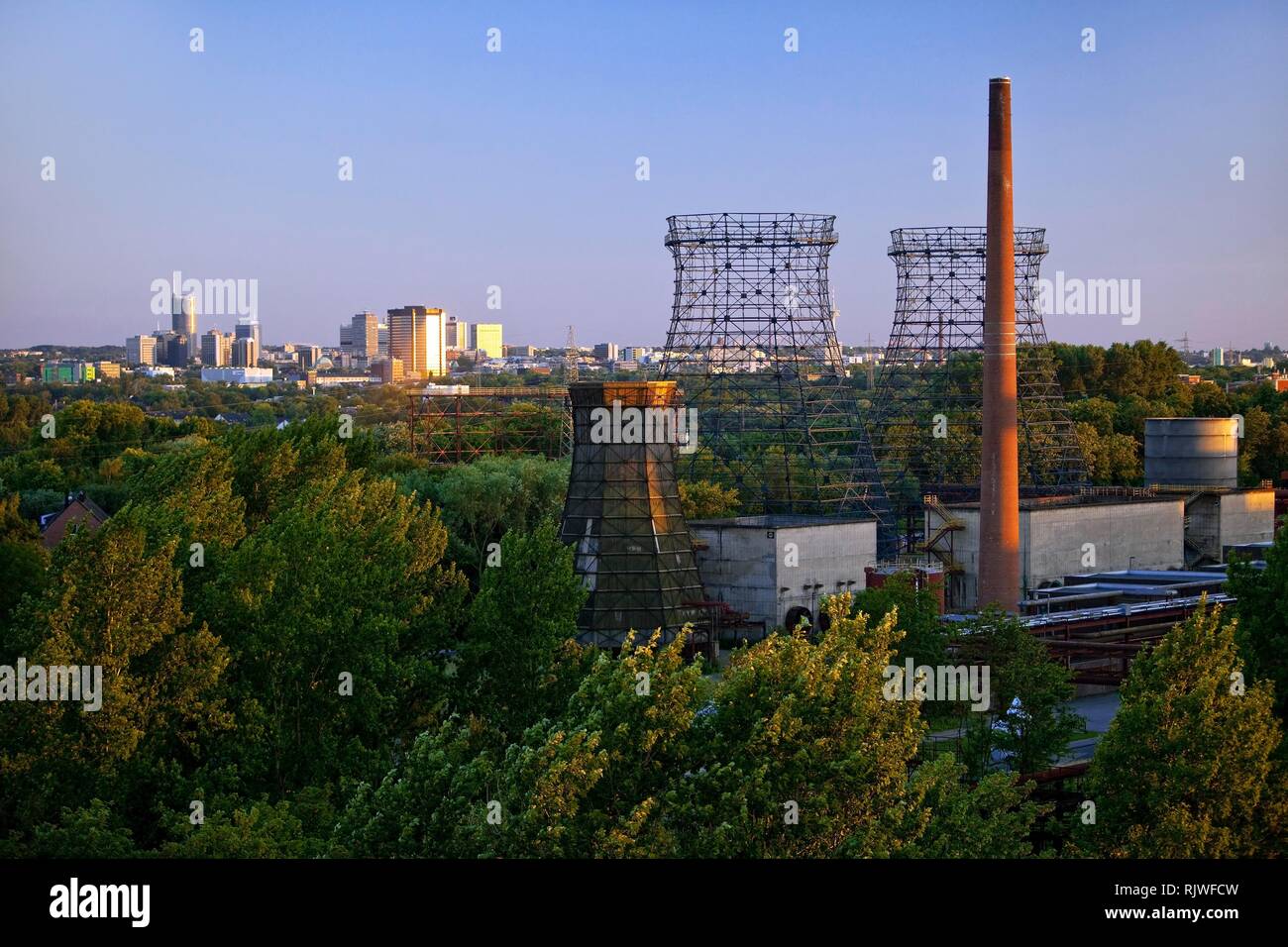 Kühltürme der Kokerei Zollverein und die Skyline der Stadt, Essen, Ruhrgebiet, Nordrhein-Westfalen Stockfoto