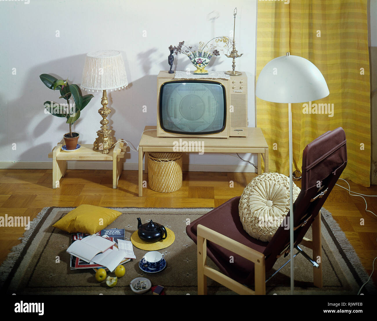 Fernsehen in den 1960er Jahren. Innenausstattung aus einem Zimmer mit typischen 60s-Fernsehen auf eine spezielle TV-Möbel. CV 7-3 Schweden 1963 Stockfoto