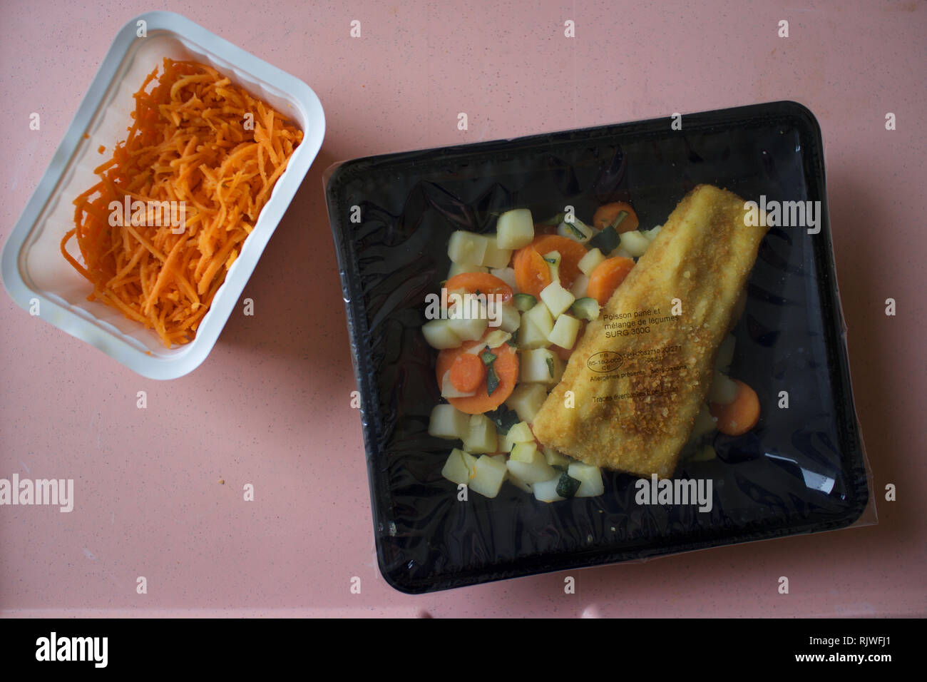 Essen in Verpackungen aus Kunststoff - Fertiggerichte, Fabrik Frisch geschlagene Fisch und Gemüse Stockfoto