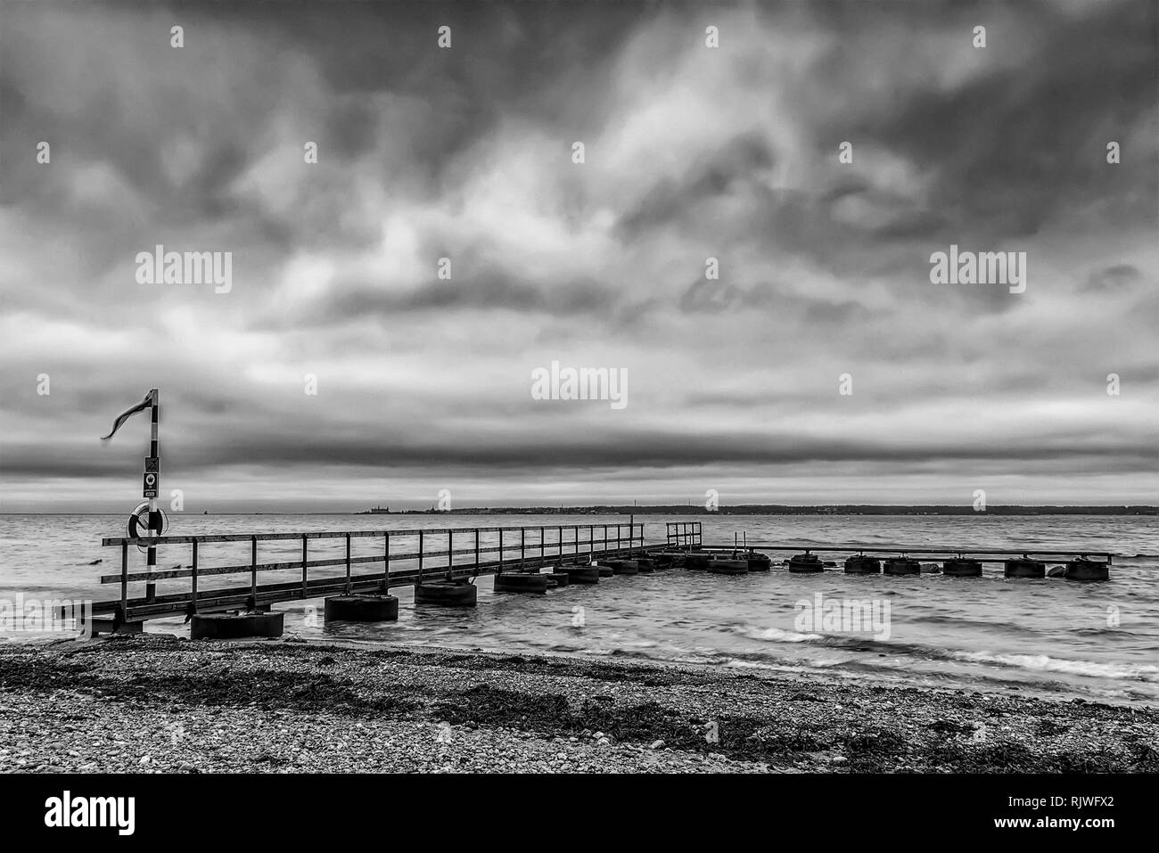 Eine alte Pier auf Larod Strand außerhalb von Helsingborg, mit Blick auf den Öresund in Richtung Dänemark. Stockfoto