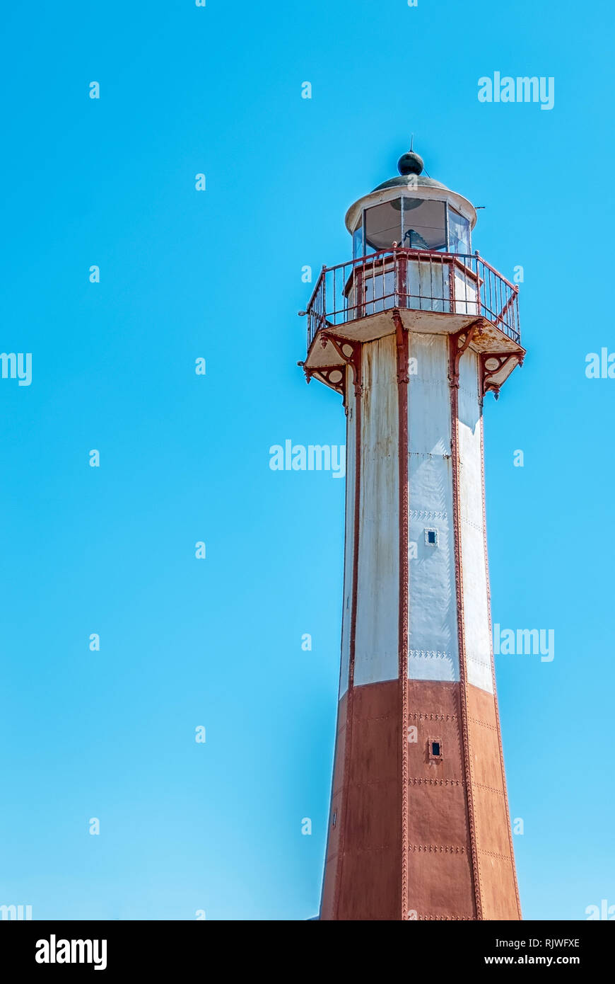 Eine alte rot-weiße Leuchtturm in Ystad in Schweden. Stockfoto