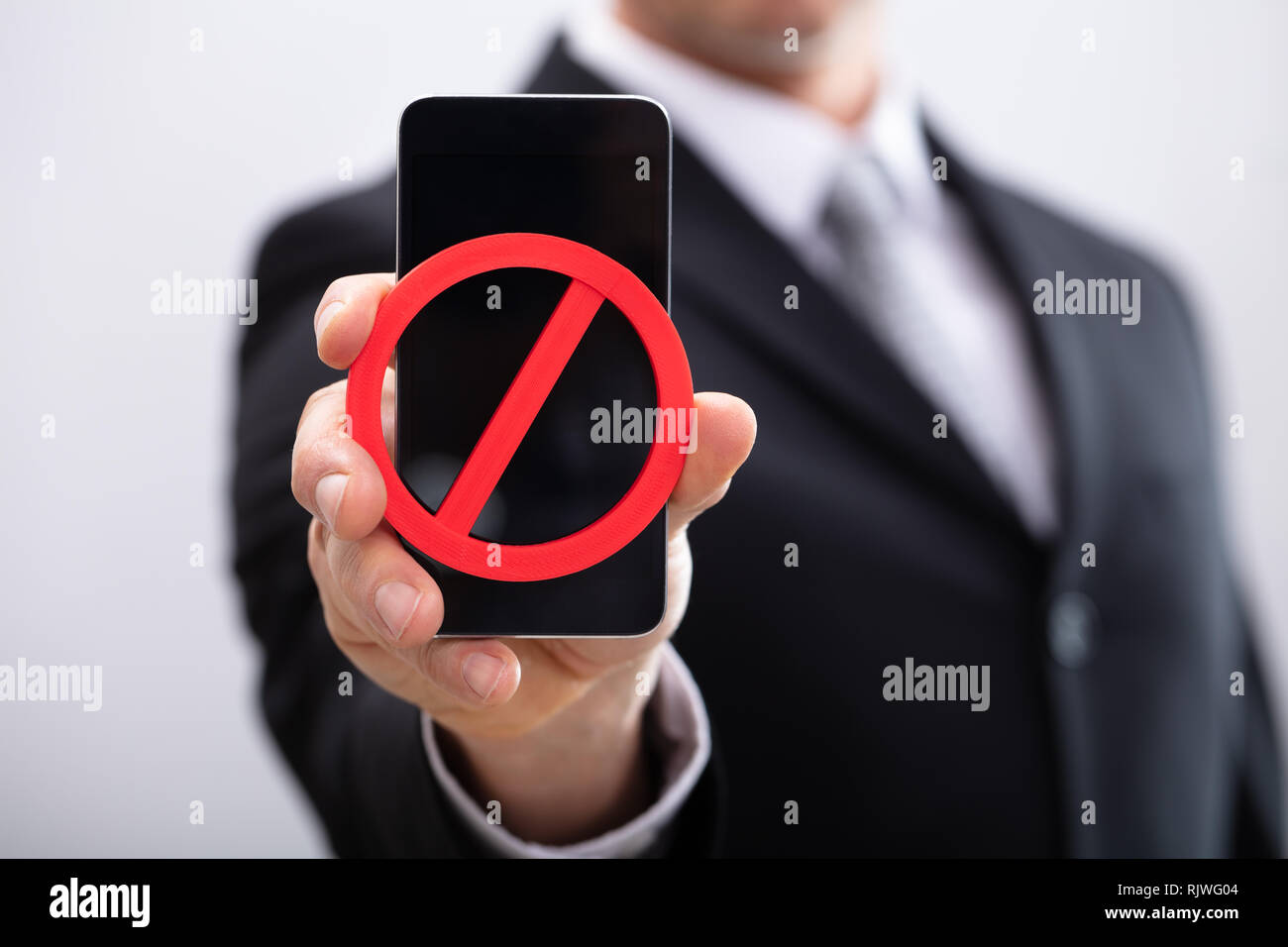 Business Person Rot kein Zeichen auf dem Mobiltelefon Stockfoto