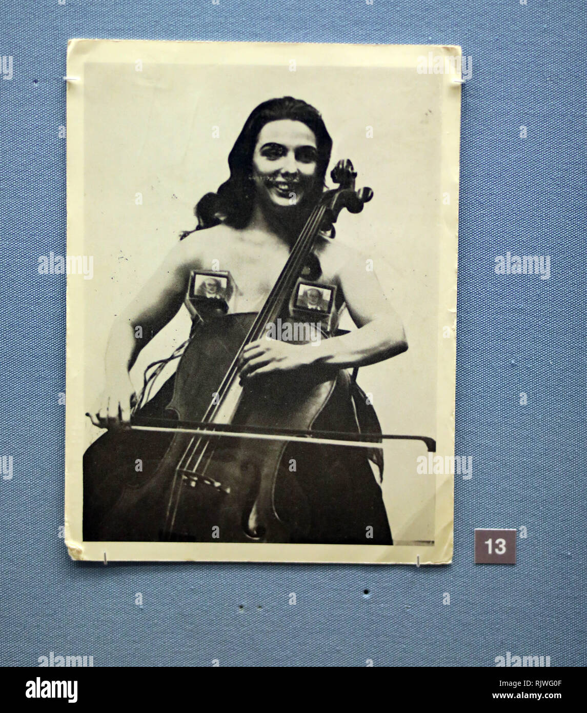 Bild zeigt: politische und feministische Postkarten Funktion stark British Museum - Ausstellung der Postkarte Kunstwerke mit Andy Warhol, Jeremy Deller, Stockfoto