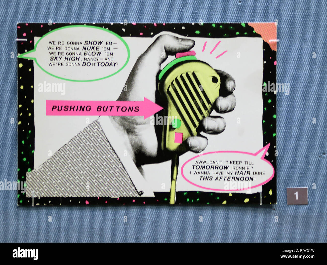 Bild zeigt: politische und feministische Postkarten Funktion stark British Museum - Ausstellung der Postkarte Kunstwerke mit Andy Warhol, Jeremy Deller, Stockfoto