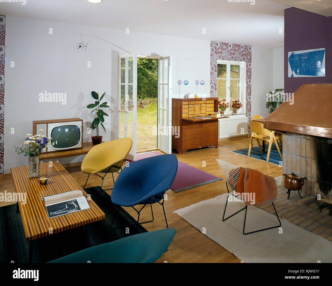 Fernsehen in den 1960er Jahren. Innenausstattung aus einem Zimmer mit typischen 60s-Fernsehen auf eine spezielle TV-Möbel. Die Stühle sind die Diamond Chair von Harry Bertoia. BV 46-4 Schweden 1963 Stockfoto