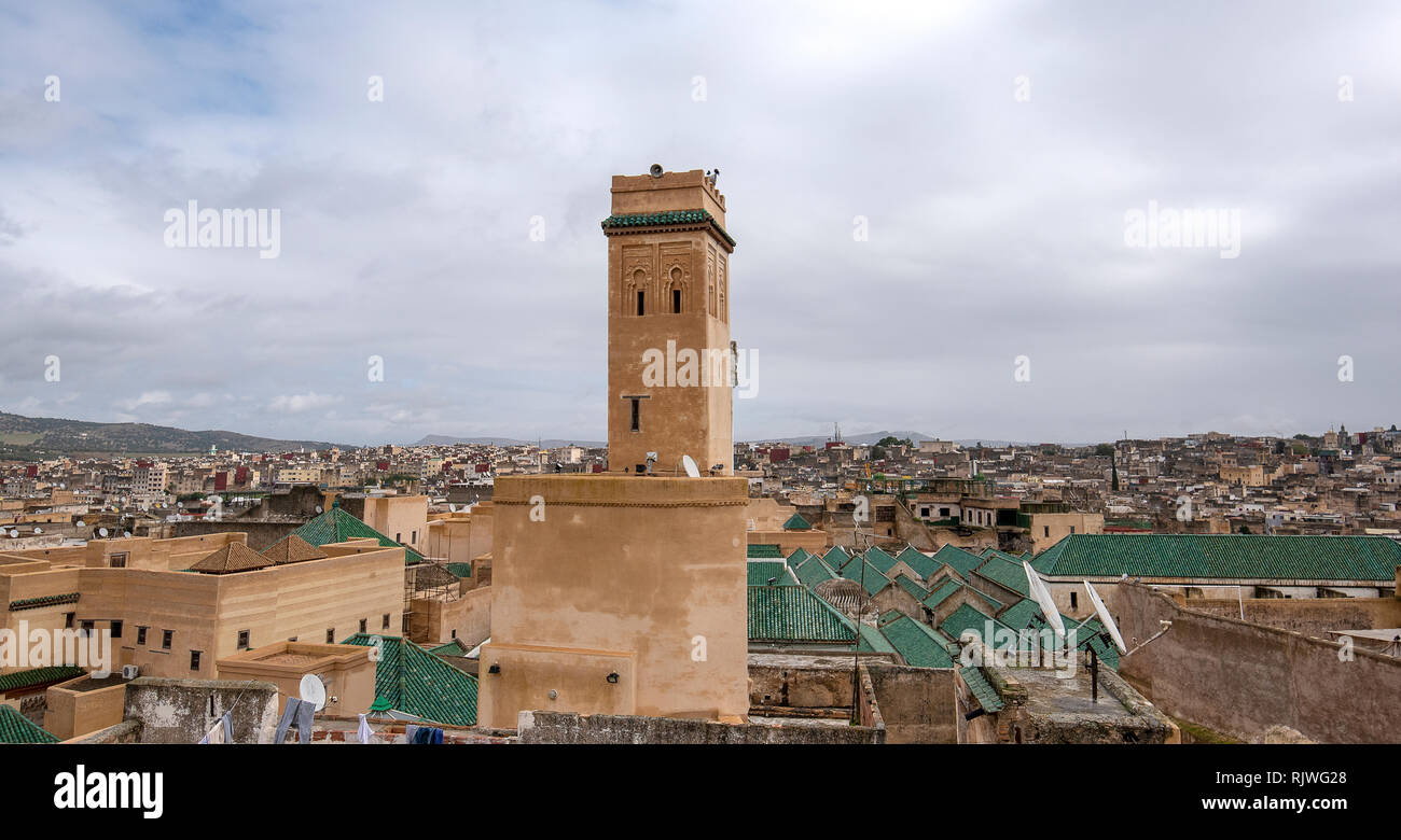 Ansicht der Universität Al Quaraouiyine oder al-Qarawiyīn Moschee - bekannt, die älteste Universität der Welt, in der Medina. Fes, Marokko Stockfoto