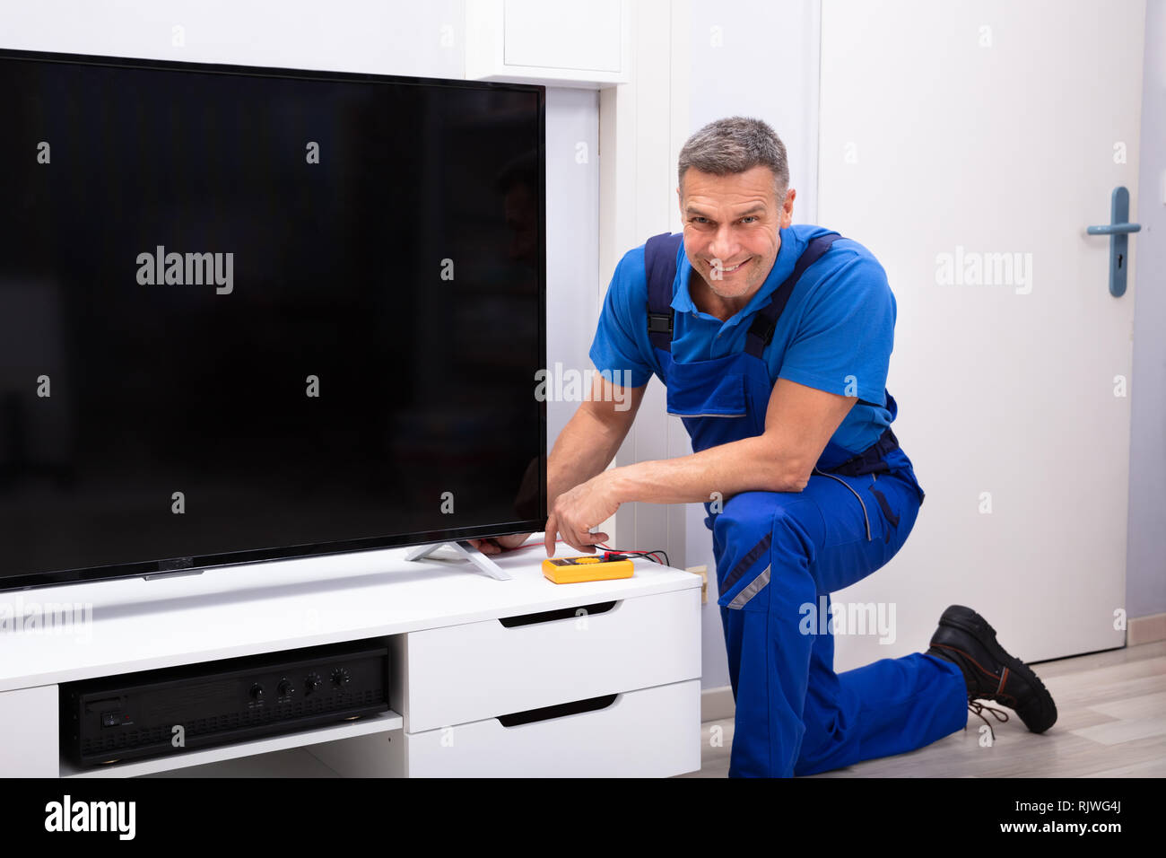 Reife männliche Techniker Reparatur Fernseher mit Digital Multimeter  Stockfotografie - Alamy