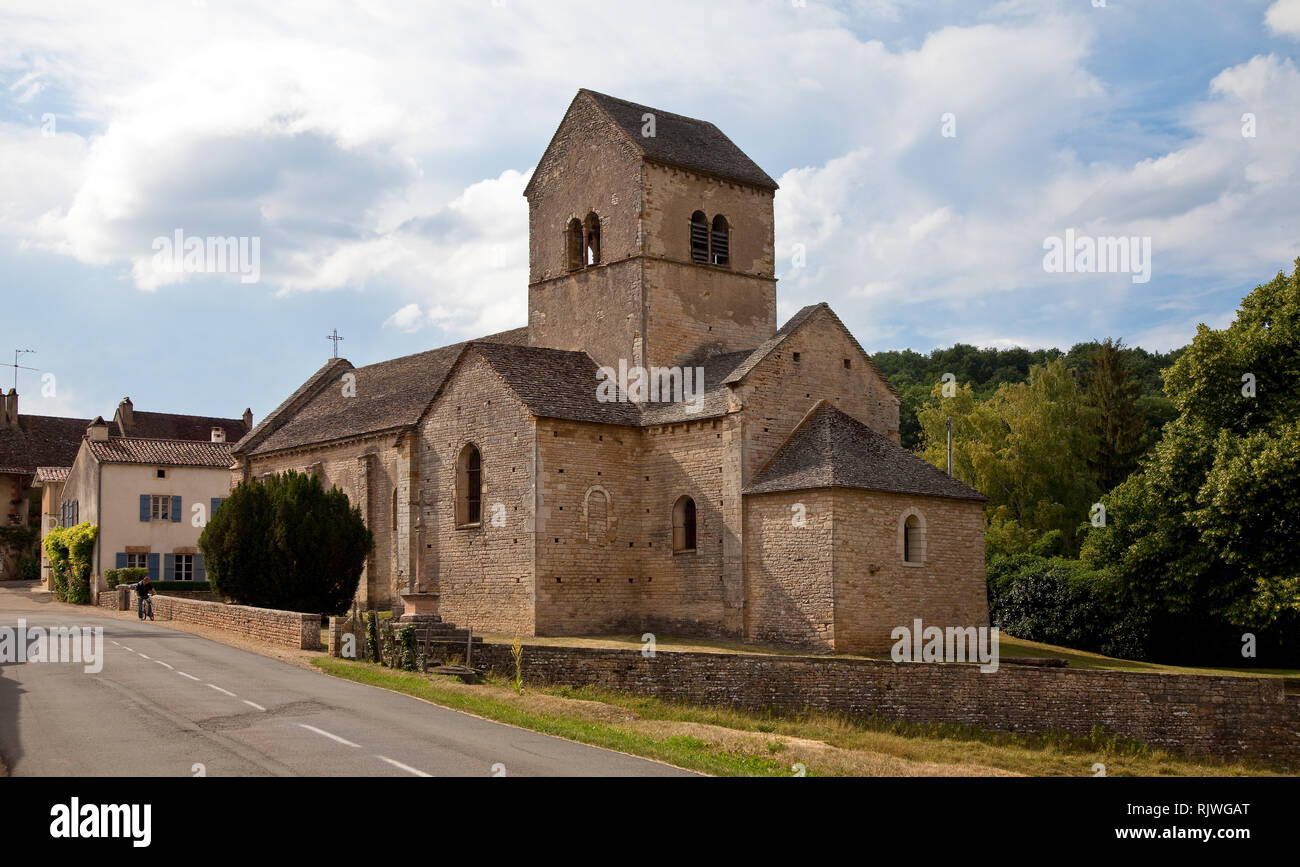 Ozenay, Pfarrkirche, erbaut im 12. Jhd., Ansicht von Südwest Stockfoto