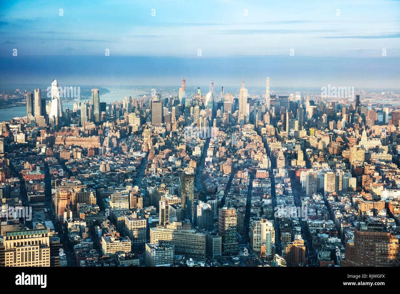 Luftaufnahme von New York City Skyline mit städtischen Wolkenkratzer Stockfoto