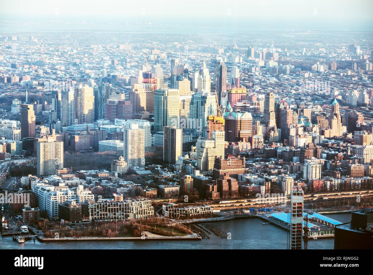 Berühmte Skyline von Downtown New York mit Brooklyn Bridge Stockfoto