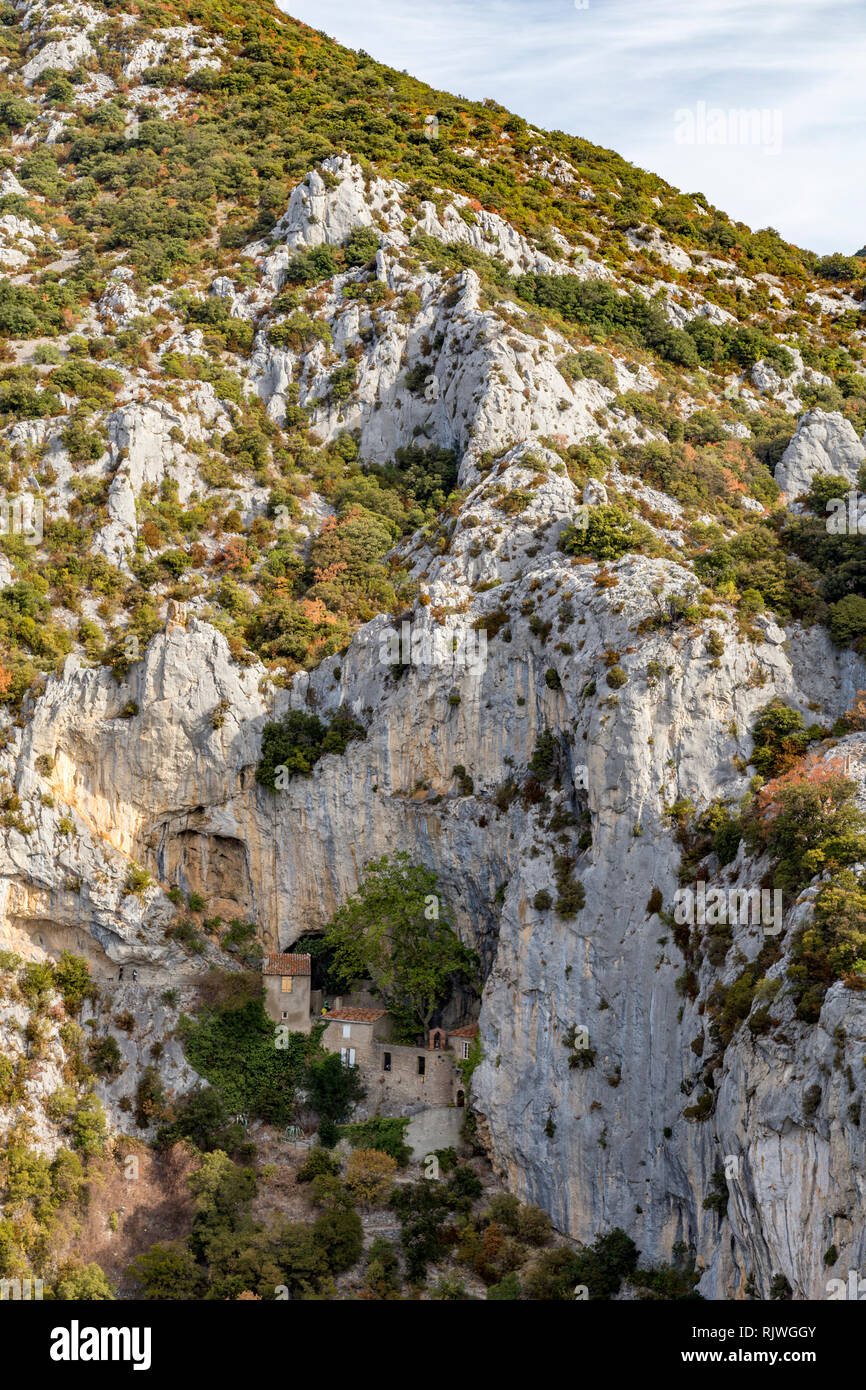 Hermitage Saint Antoine, die in den Felsen der Schlucht von Galamus gebaut wird. Stockfoto