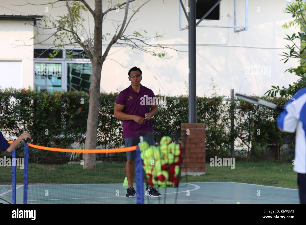 International Thai ehemaligen Tennis-Champion Paradorn Srichaphan Trainer jungen Studenten an einer internationalen Schule in Hua Hin bekannt. Stockfoto