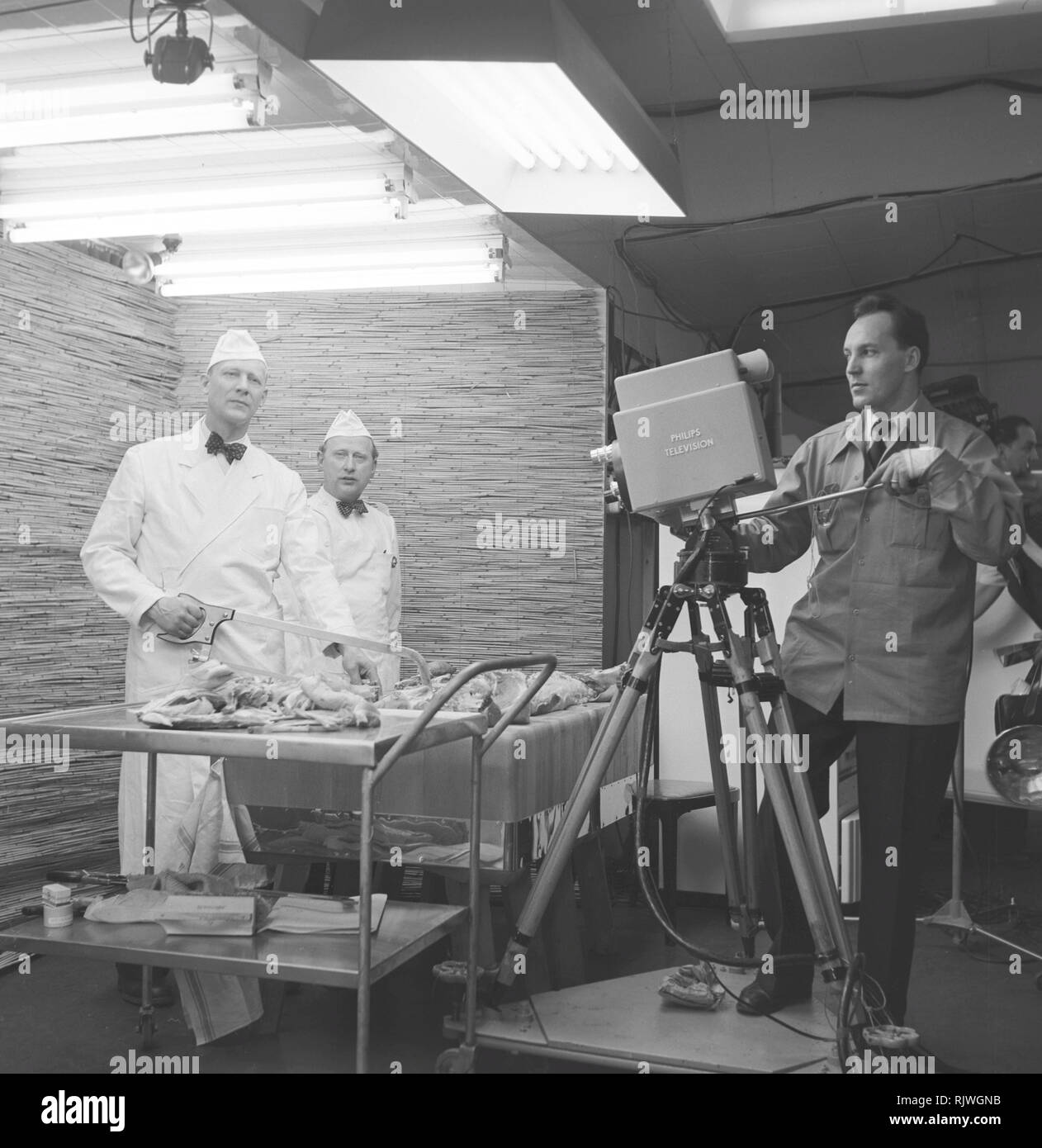 Fernsehen in den 1950er Jahren. Ein frühes Fernsehen Aufnahme von einem essen Ausstellung in Stockholm, Februar 1953. Stockfoto