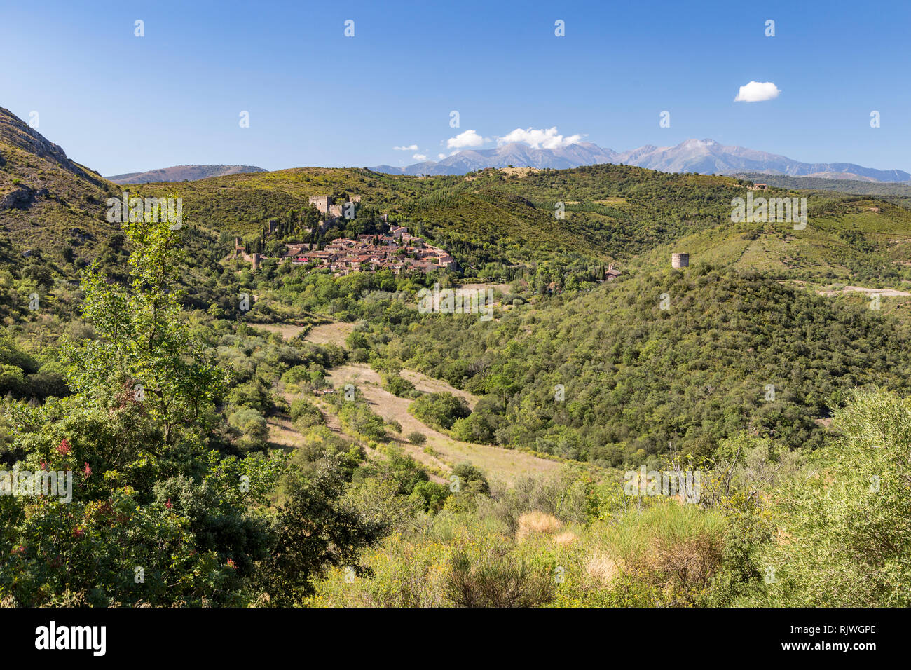 Distalen Blick auf eines der schönsten Dörfer in Südfrankreich: Castelnou. Stockfoto