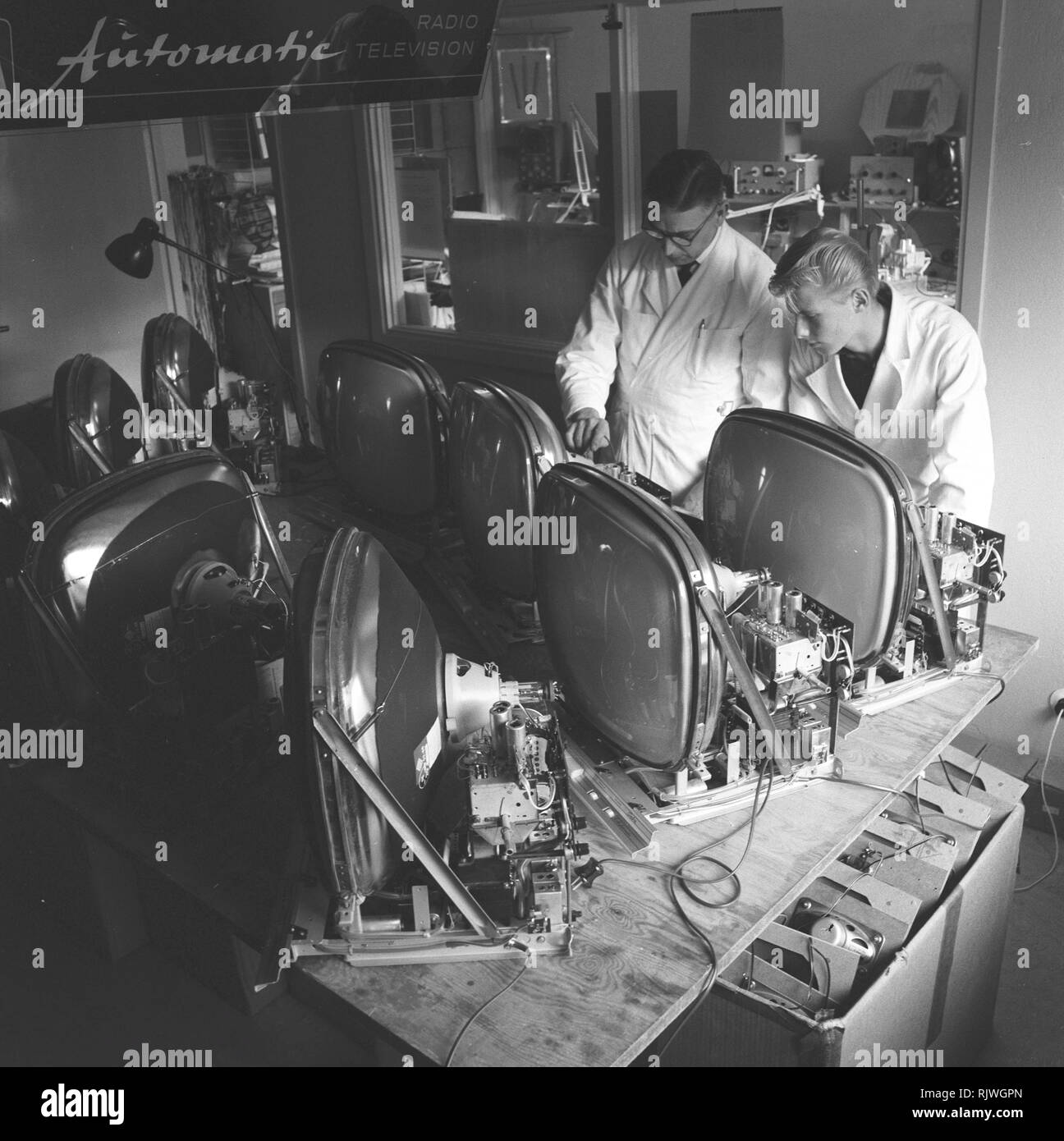Fernsehen in den 1950er Jahren. Ein Mann mit einem frühen Fernsehen in der Produktion oder die Prüfung an der Elfo Unternehmen eingestellt ist das Experimentieren mit der Fernsehtechnik. November 1959 Stockfoto