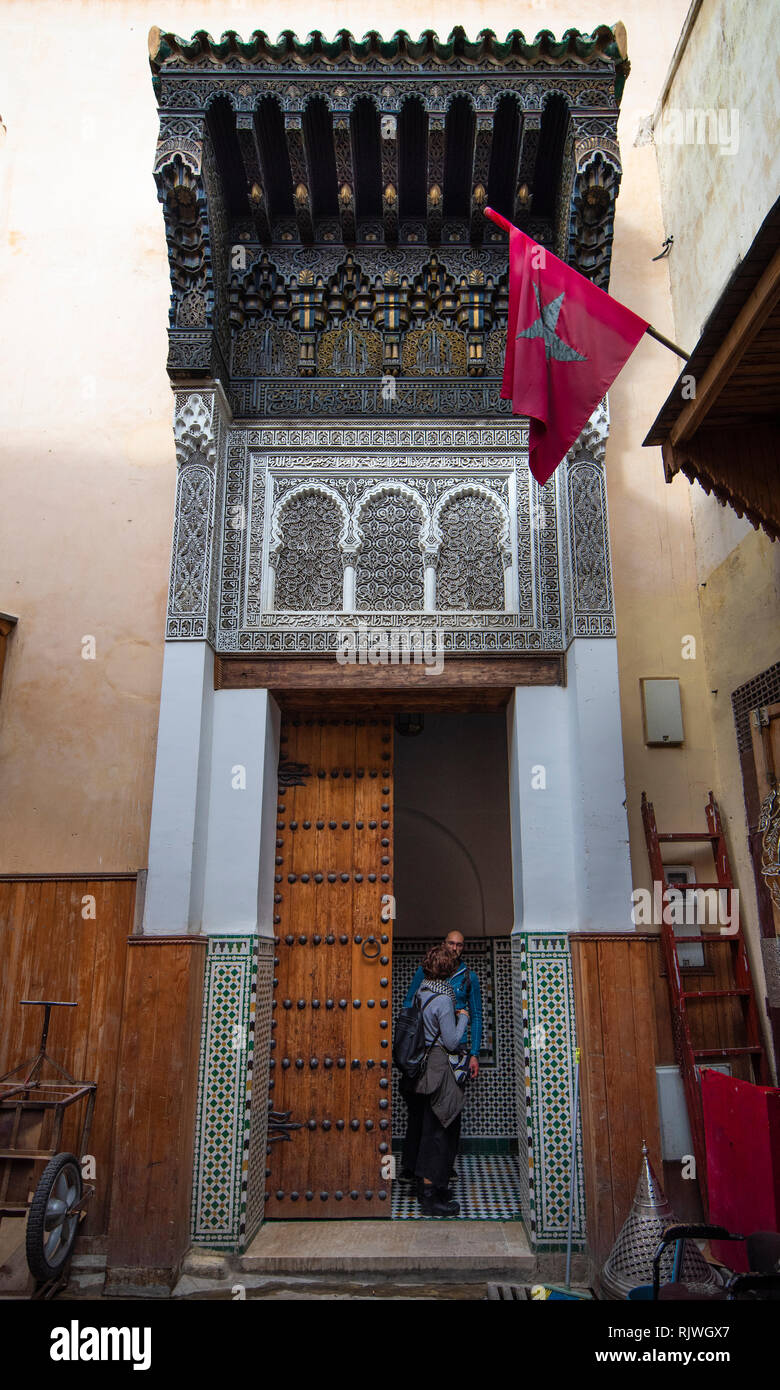 Die Tür oder Tor der Madrasa oder Medersa (Mderssa) ist als hervorragendes Beispiel für Marinid Architektur anerkannt. In Fes, Marokko. Medina von Fes Stockfoto